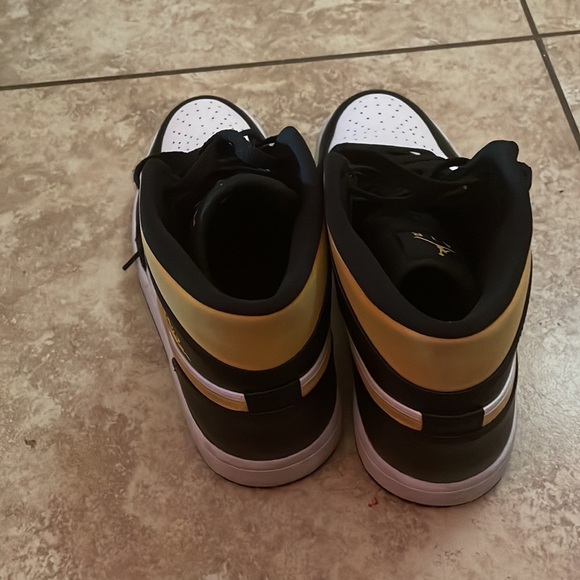 Air Jordan retro 1s - Picture 2 of 4